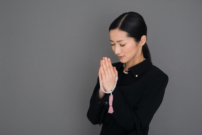 喪服を着た女性